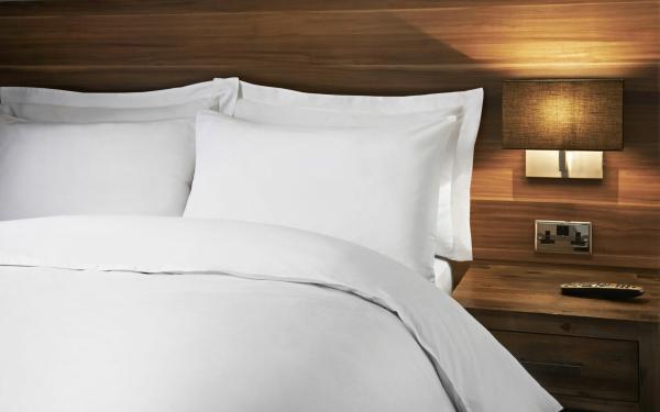 Making your small bedroom feel spacious